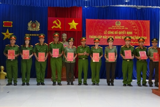 Trao quyết định thăng cấp bậc hàm cho cán bộ, chiến sĩ Công an huyện