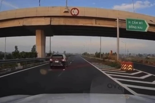 Xử phạt nữ tài xế lái ô tô đi lùi trên cao tốc