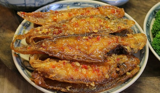 Mát trời làm món cá chiên nước mắm kèm thứ củ, quả nhà nào cũng có, vừa rẻ mà ăn cuốn không khác gì nhà hàng