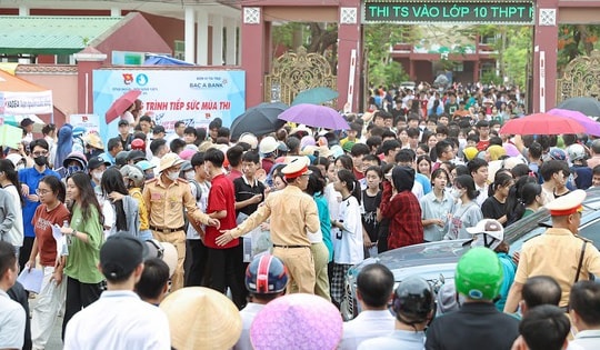 Hình ảnh đẹp của chiến sĩ công an Nghệ An khi hỗ trợ thí sinh, phụ huynh tại các điểm thi