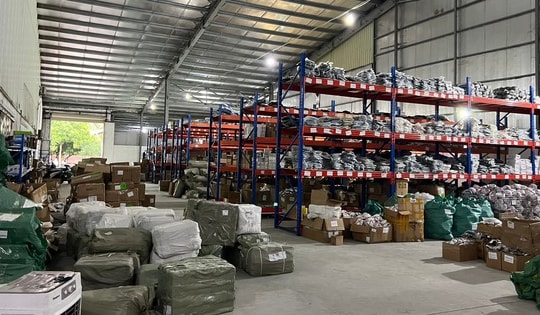 Phát hiện kho hàng chứa hàng ngàn điện thoại Iphone, máy tính bảng có dấu hiệu nhập lậu ở ngoại thành Hà Nội