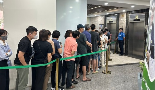 Ngân hàng Nhà nước công bố giá vàng miếng SJC ngày 6/6: Giá giảm sâu, người dân 'đội mưa' chờ đến lượt mua vàng