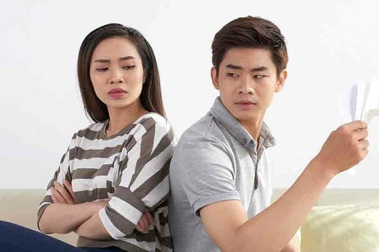 Chồng hứa xin việc cho cô gái mới quen ở quán bia