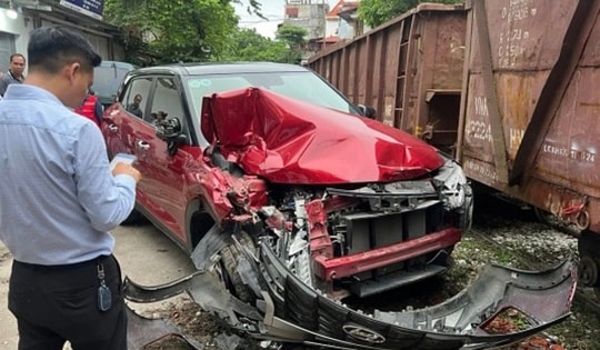 Tàu hoả đâm nát đầu ô tô dừng đỗ cạnh đường ray, ai phải bồi thường?