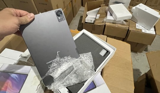 Phát hiện kho hàng lớn chứa 2.000 máy tính bảng, iphone nghi nhập lậu tại Hà Nội