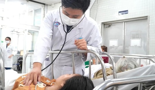 Nữ sinh lớp 10 nằm phòng riêng để thi phải nhập cấp cứu