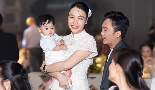 Con trai út Cường Đô la đáng yêu trong ngày thôi nôi