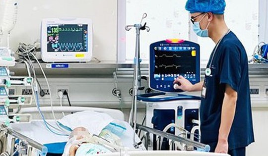 Sau 1 tháng bị chó nhà cắn, bé trai 2 tuổi khởi phát bệnh dại nguy kịch