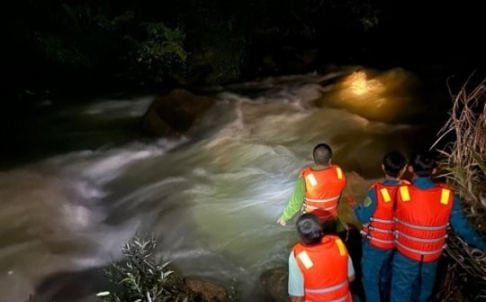 5 người mắc kẹt ở mỏm đá giữa sông Đồng Nai