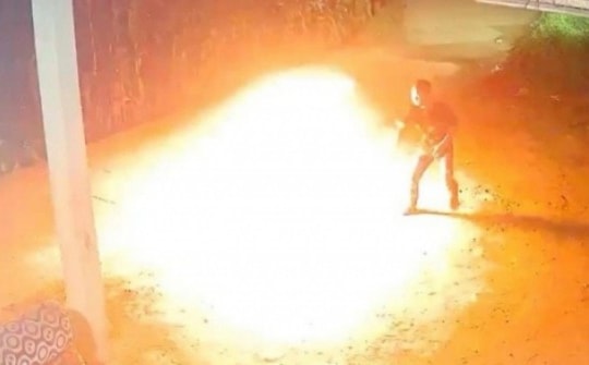 Nhóm thanh niên ném bom xăng giải quyết mâu thuẫn cá nhân