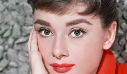 Vì sao màu son đỏ chưa bao giờ lỗi mốt?