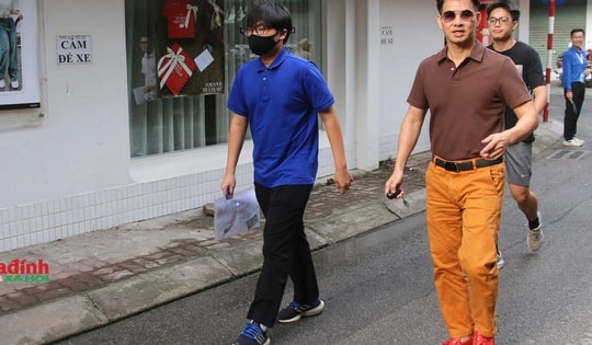 NSND Xuân Bắc đưa con trai 'Bi béo' đến trường THPT Kim Liên dự thi vào lớp 10