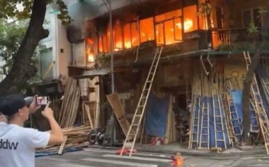 Quán cà phê trên phố cổ Hà Nội bốc cháy ngùn ngụt