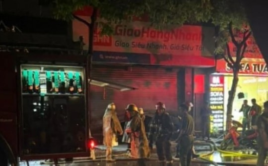 Quận Thanh Xuân lại xảy ra cháy, lực lượng chức năng phá cửa dập lửa