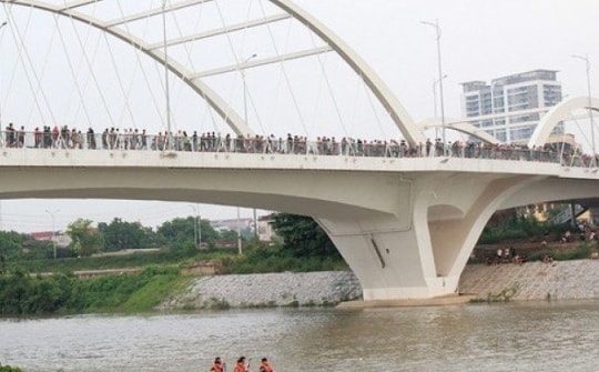 Tìm thấy thi thể cô gái nhảy cầu tự tử ở Bắc Giang