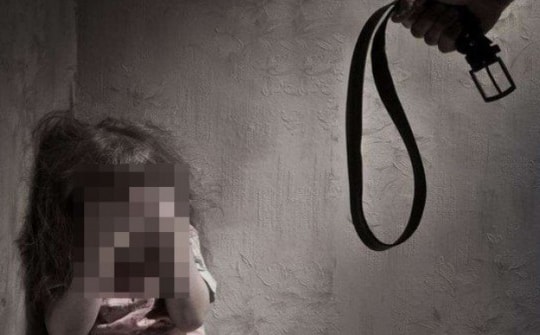 Khởi tố người cha đánh đập, hành hạ con gái 7 tuổi