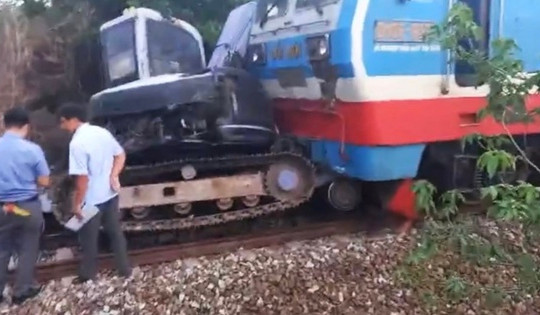 Tàu hoả đâm va máy xúc trên tuyến đường sắt Bắc - Nam: Trách nhiệm của ai?