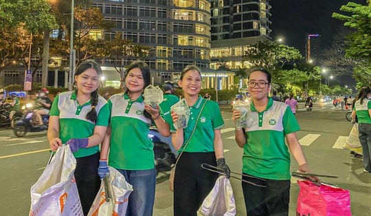 Hàng trăm bạn trẻ nán lại nhặt sạch rác sau đêm khai mạc lễ hội pháo hoa Đà Nẵng