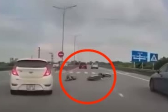 Clip: Vội vài giây, tạt đầu ô tô, tài xế xe máy bị tông nằm gục