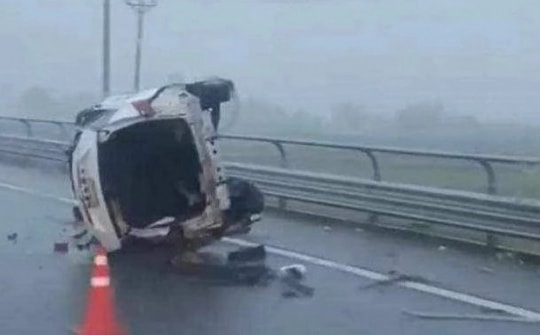 Lật ô tô con trên cao tốc, tài xế tử vong