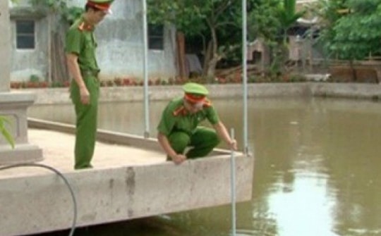 Hai anh em ruột chết đuối dưới ao nhà