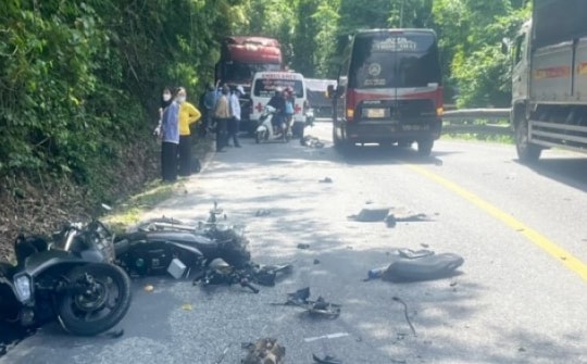 Ôtô khách tông xe máy trên đèo Bảo Lộc, hai người gặp nạn