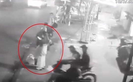 Nhóm thanh niên cướp điện thoại trên phố