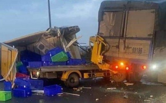 Xe tải đâm nhau chắn ngang cầu Thanh Trì, đường Vành đai 3 tắc cứng