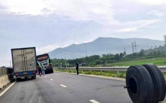 Xe giường nằm văng hai bánh trên cao tốc