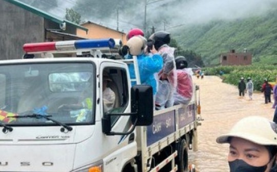 Giải cứu 400 du khách nước ngoài "đi phượt" mắc kẹt ở Đồng Văn do mưa lũ