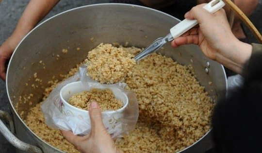 Thu nhập tiền triệu từ bán cơm rượu Tết Đoan Ngọ