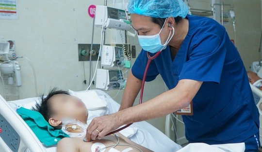 Ngoạn mục cứu sống cháu bé 12 tuổi bị sốc đa chấn thương nghiêm trọng sau va chạm với xe ba gác