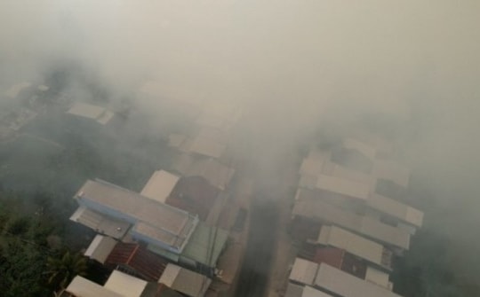 Đám cháy ở rừng Tràm Chim tấn công khu dân cư