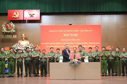 Bàn giao công tác giữa Chủ tịch nước Tô Lâm và Bộ trưởng Bộ Công an Lương Tam Quang