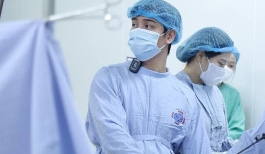 Chuẩn bị nội soi, người đàn ông bất ngờ bật dậy, ra cổng viện bắt xe về quê