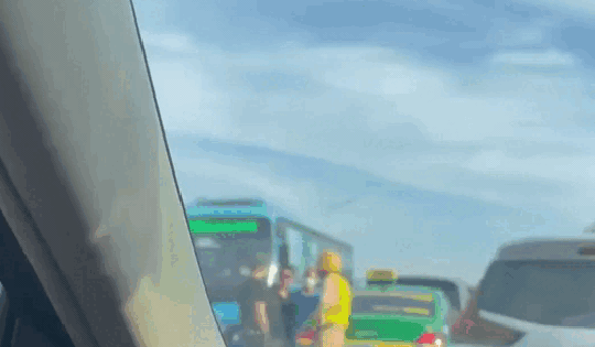 Hà Nội: 3 ô tô 'dồn toa' trên cầu Thăng Long, giao thông ùn tắc kéo dài theo hướng vào nội đô