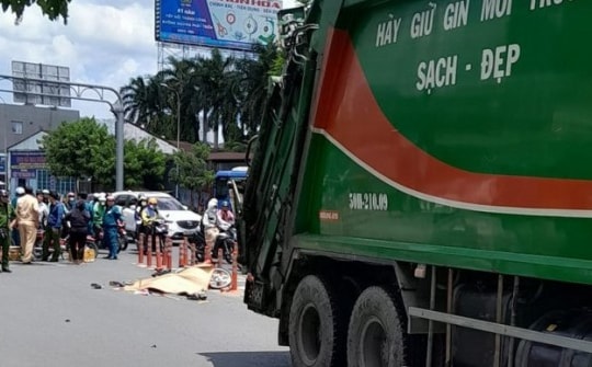 TP.HCM: Va chạm với xe chở rác, người phụ nữ tử vong tại chỗ