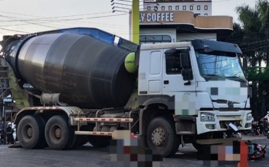 Hai phụ nữ tử vong dưới bánh xe chở bê tông, bé trai may mắn sống sót