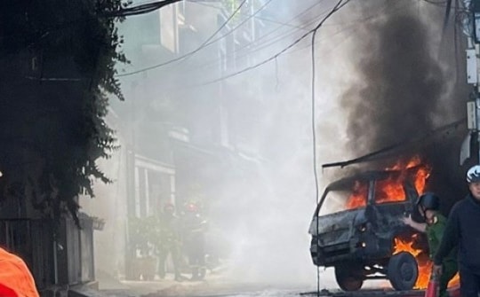 Ôtô tải bị hất văng 5 m trong hỏa hoạn