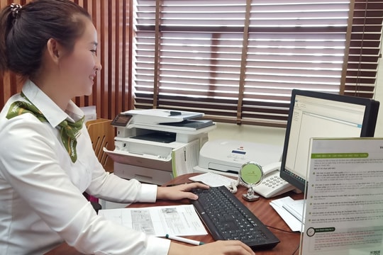 Nữ nhân viên ngân hàng cứu cụ bà tránh khỏi cuộc lừa đảo tiền tỉ