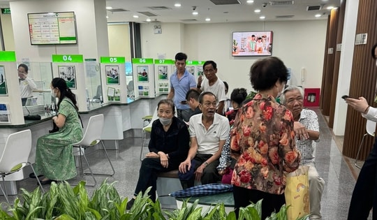 Vàng miếng SJC giữ giá 6 ngày, các ngân hàng 'chạy đua' triển khai hình thức bán vàng trực tuyến để giảm áp lực cho người dân