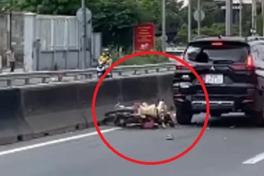 Clip: Chạy xe máy "bất ổn" tạt đầu xe khách, tông đuôi ô tô, tài xế nằm gục