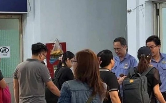 ĐIỀU TRA: Cò vé bát nháo ở Ga Sài Gòn - Bài 1: Nhà ga hết vé nhưng có tiền là được lên tàu