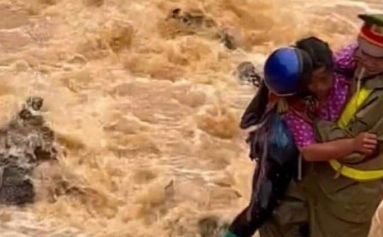 Trao Huy hiệu “Tuổi trẻ dũng cảm” cho thượng úy công an cứu người trong lũ dữ