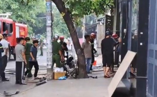 Người ở cửa hàng bán thiết bị PCCC lao vào dập đám cháy tiệm làm biển quảng cáo