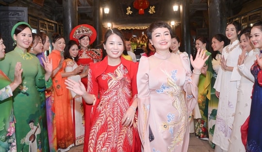 Diễn viên Hoàng Yến diện áo dài của NTK Hoàng Ly trình diễn ở Việt phủ Thành Chương