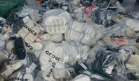 Phát hiện khoảng 7.000 sản phẩm giày, dép giả thương hiệu NIKE và Crocs