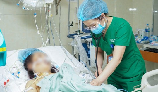 Cứu sống người phụ nữ 21 tuổi bị vỡ gan nặng nề sau khi bạn trai lái xe đâm vào cột điện