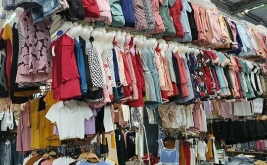 Lương không đủ sống, công nhân “chật vật” cắt giảm chi tiêu, dịch vụ “ăn theo” ế ẩm