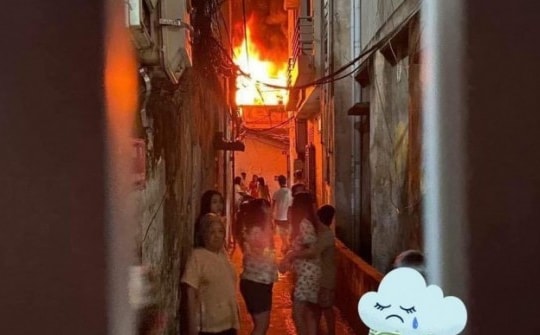 Hà Nội: Cháy nhà trong ngõ Trại Cá lúc rạng sáng, nhiều người tháo chạy